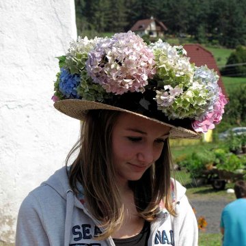 klobouk zdobený květy hortenzie