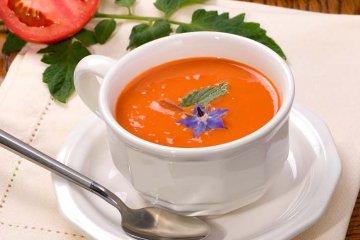 rajská polévka ozdobená květem brutnáku lékařského