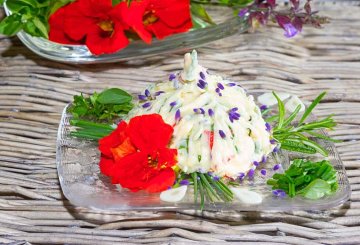 bylinkové máslo přizdobené levandulovými květy