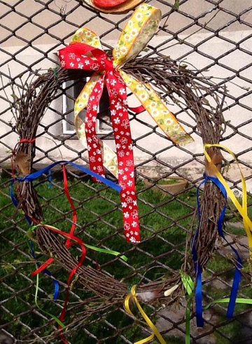 k velikonoční výzdobě plotu stačí březové proutí a mašličky, foto Marie Molková