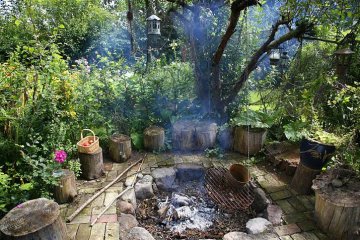 venkovská zahrada s klasickým ohništěm vhodným i pro grilování