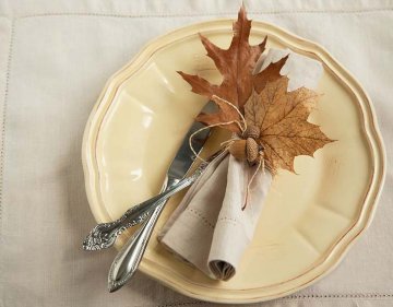 listy a žaludy přizdobí podzimní tabuli