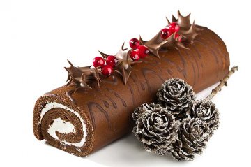 yule log - vánoční poleno s cesmínou z čokolády