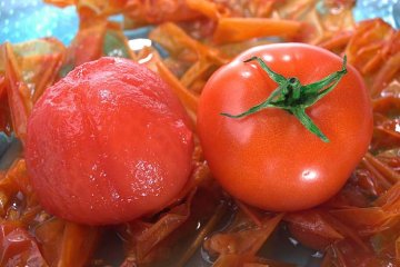 díky blanšírování rajčata snadno oloupeme