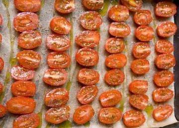 v našich podmínkách sušíme rajčata na plechu v troubě či v sušičce