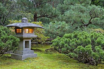 japonská lucerna je zajímavým zahradním prvkem i ve dne