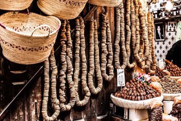 prodej sušených fíků připomíná velké korále