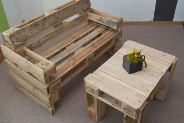 z palet je možné vyrobit jednoduchý zahradní nábytek